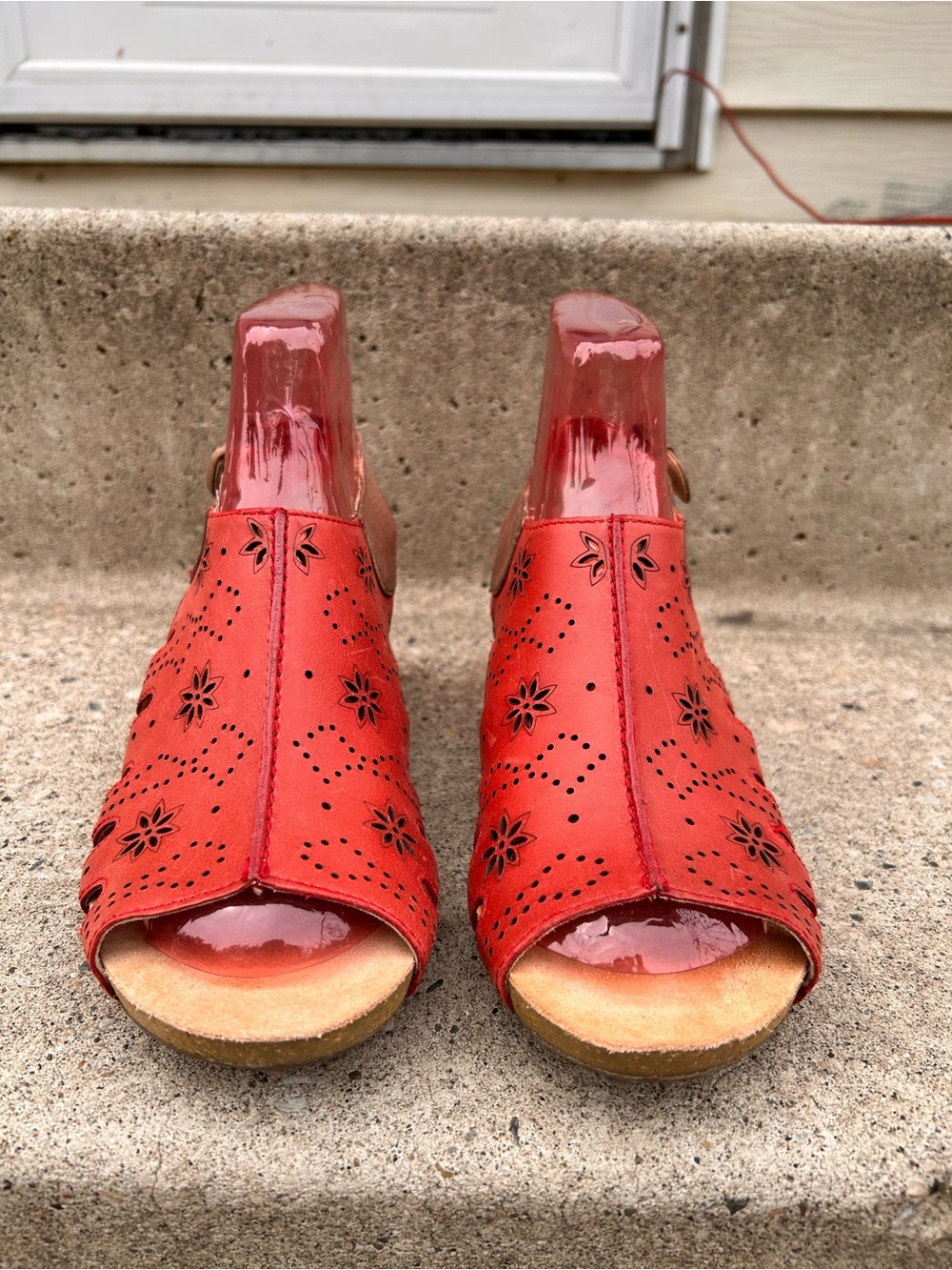 Josef Seibel Size 8 Red Floral Cutout Low Heel Sandals - Picture 3 of 7
